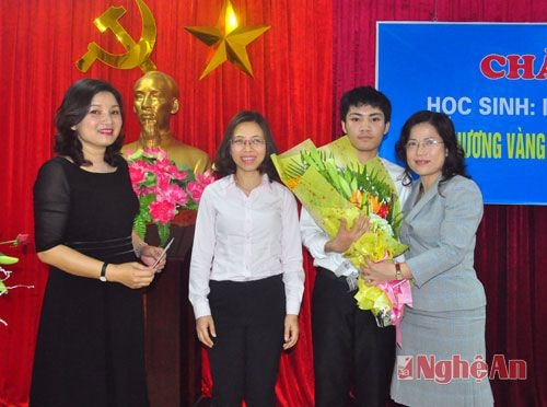Nguyễn Ngọc Khánh tại Lễ tuyên dương đạt Huy chương vàng Olimpic Vật Lý Châu Á