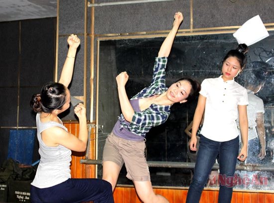NSƯT Diễm Hằng (giữa) biên đạo cho một tiết mục múa.
