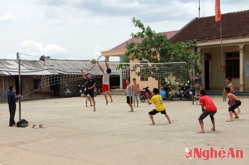 Giữa trưa, các thanh niên trong bản Trung tâm xã Huồi Tụ - Kỳ Sơn vẫn có thể “chân đất” đánh bóng trên nền xi măng.