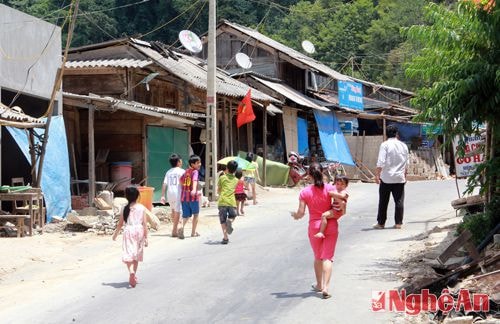 Những ngày nắng nóng của mùa hè, cùng với dịp nghỉ hè, các em nhỏ ở miền xuôi được bố mẹ đưa lên đây để tránh nắng.