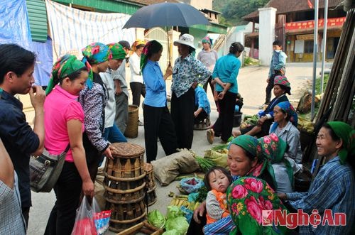 Lên với những địa danh này vào các ngày 14,15; 29,30 hằng tháng, du khách còn được dự các chợ phiên của đồng bào người Mông với hàng vạn đặc sản của núi rừng cùng với những nét văn hóa đặc sắc không nơi nào có được.