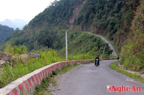 Cổng trời Mường Lống (Mường Lống – Kỳ Sơn) được xem là nơi đẹp nhất của miền Tây Nghệ An. Đứng ở đây, du khách có thể nhìn ra xa tít tắp các bản làng trùng trùng bên các triền núi, hay một mùa trắng xóa của hoa mận trong các bản làng ở mùa đông.