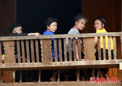 Những cụ già “yếu” tiếng phổ thông với các trang phục truyền thống cũng là một trong những đặc điểm văn hóa hấp dẫn cho du khách đến với các vùng miền này.