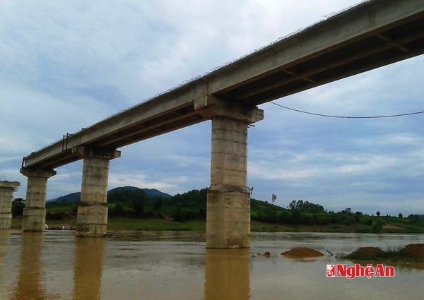 Cây cầu vẫn trong tình trạng dang dở dù đã khởi công 6 năm