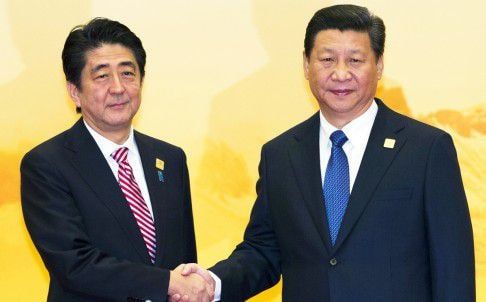 Thủ tướng Nhật Bản Shinzo Abe bắt tay Chủ tịch Trung Quốc Tập Cận Bình tại hội nghị thượng đỉnh APEC tổ chức ở Bắc Kinh tháng 11/2014. Ảnh: AP.