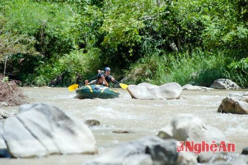 Với độ đài 07 km (tính riêng đoạn chạy qua xã Lưu Kiền), Khe Kiền đã có 11 ghềnh đá khá hiểm trở.