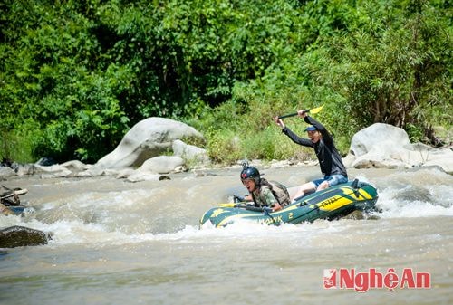 Du ngoạn bằng xuồng trên Khe Kiền đòi hỏi người chèo phải có lòng can đảm, tinh thần không ngừng vượt khó, thử thách. 