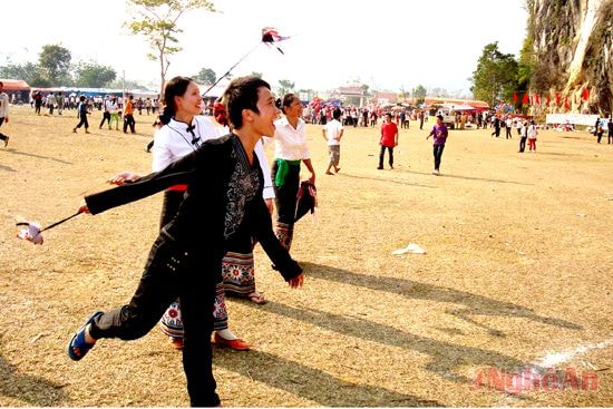 Thi ném còn tại Lễ hội Hang Bua 2014. Ảnh: Trần Ngọc Lan