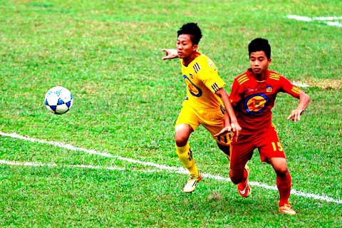 Cầu thủ U17 SLNA (trái) trong 1 pha bóng ở trận bán kết VCK U17 QG. Ảnh: bongdaplus