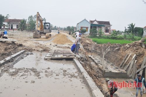 Thiếu xi măng, nhiều địa phương gặp khó trong thực hiện tiêu c hí giao thông nông thôn