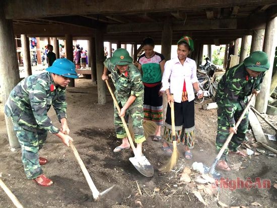 Cán bộ, chiến sỹ Bộ Chỉ huy Quân sự tỉnh cùng nhân dân xã Nậm Giải  (Quế Phong) vệ sinh thôn bản.