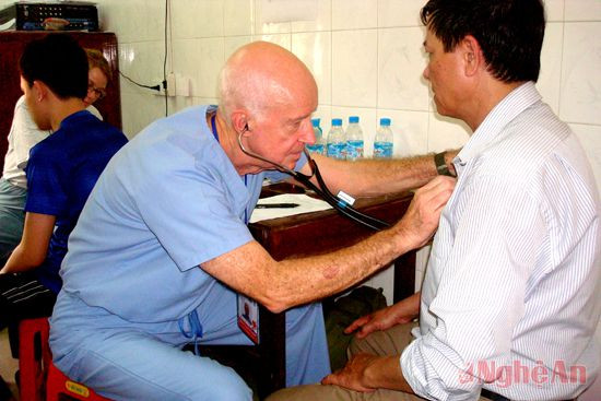 Tổ chức Y tế nhân đạo PVNF (Hoa Kỳ) khám bệnh và cấp thuốc miễn phí cho người dân xã Châu Phong, huyện Quỳ Châu ngày 16/3/2015.Ảnh: Trần Ngọc Lan