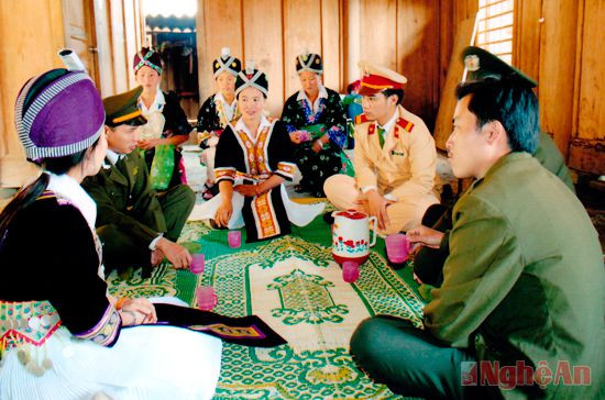 Lực lượng chức năng tuyên truyền về tình trạng di cư bất hợp pháp  của đồng bào Mông sang Lào.