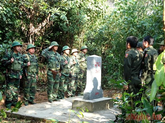 Đồn Biên phòng Thông Thụ (Quế Phong) phối hợp với Biên phòng nước bạn Lào tuần tra bảo vệ đường biên.