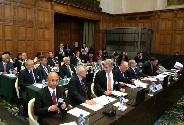 Các thành viên trong phái đoàn Phillipines và các luật sư nước ngoài được chính phủ nước này thuê trước phiên điều trần hôm 8/7 tại The Hague, Hà Lan. Ảnh: Twitter