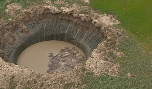  Miệng hố bí ẩn ở Siberia bị ngập nước. Ảnh: RT