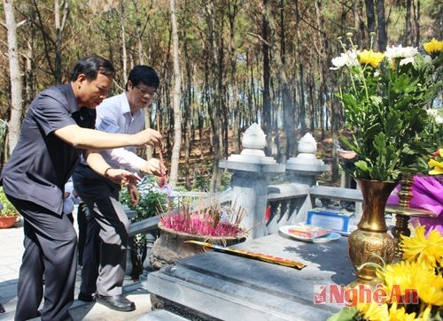 Đồng chí và đồng chí Lê Xuân Đại dâng hương tại khu mộ bà Hà Thị Hy - bà nội Bác Hồ.
