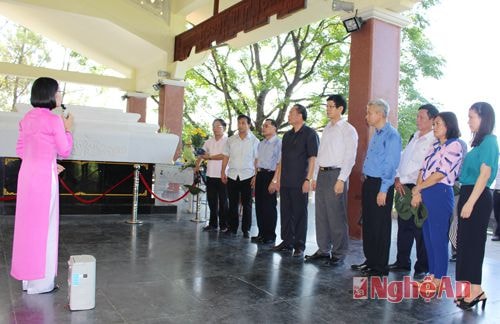 Đoàn nghe giới thiệu về cuộc đời bà Hoàng Thị Loan - thân mẫu Chủ tịch Hồ Chí Minh và quá trình xây dựng, tôn tạo khu mộ