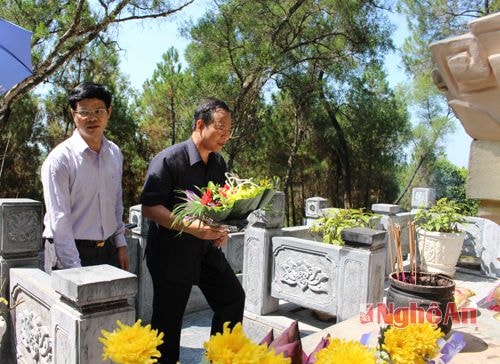 Dâng hoa tại phần mộ của Nguyễn Sinh Xin - em trai Bác Hồ