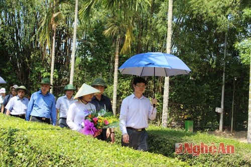 Đoàn đến thăm quê ngoại Chủ tịch Hồ Chí Minh- nơi Người cất tiếng khóc chào đời