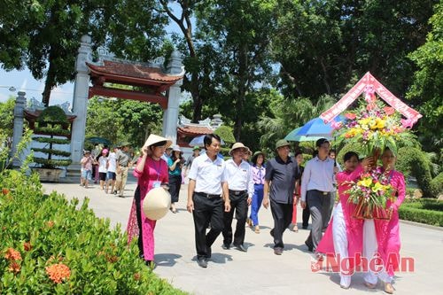 Đoàn đến thăm quê nội Chủ tịch Hồ Chí Minh