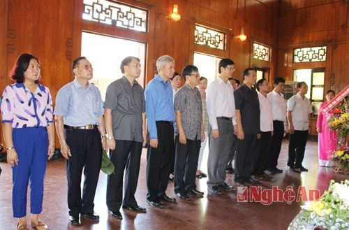 Kính cẩn nghiêng mình trước anh linh vị lãnh tụ vĩ đại - người Cha già dân tộc