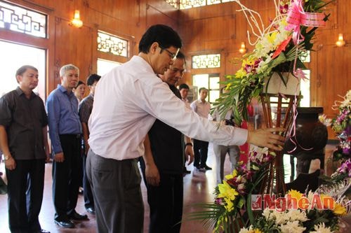Dâng hương, dâng hoa tưởng nhớ đến Người