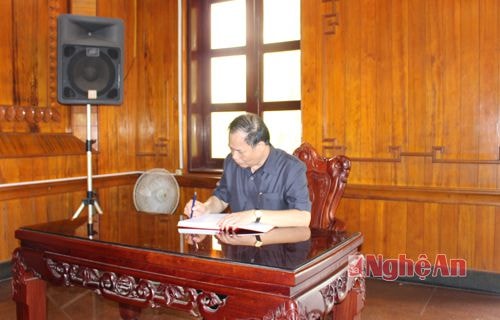 Đồng chí ghi vào sổ cảm tưởng tại Nhà tưởng niệm Bác Hồ