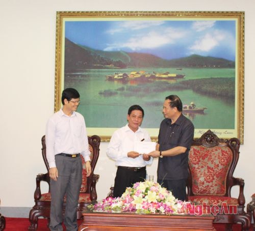 Và trao tặng phần quà cho Khu di tích