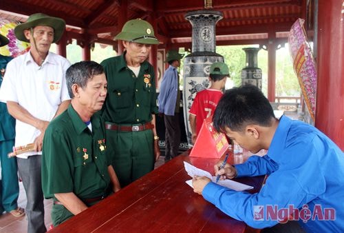 Các đoàn khách làm thủ tục đăng ký thăm viếng, dâng hương hoa tại Khu di tích Truông Bồn.