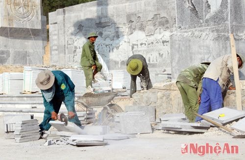 Không khí làm việc hối hả, khẩn trương trên khắp các hạng mục của quần thể khu di tích Truông Bồn.