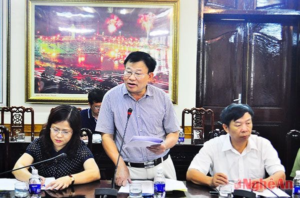 Ông Thái Huy Vinh - Phó Giám đốc Sở Giáo dục và Đào tạo trình bày báo cáo