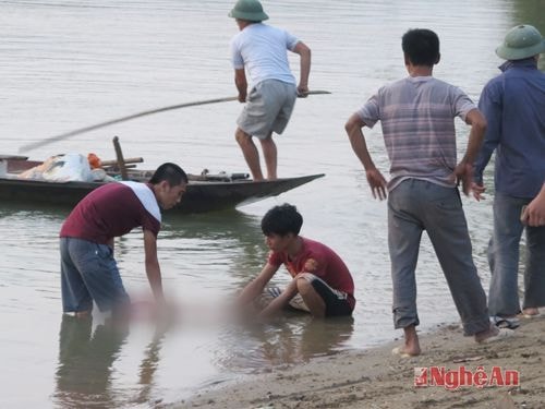 Thi thể em Phạm Trường Sinh được người dân tìm thấy vào lúc 18 h cùng ngày