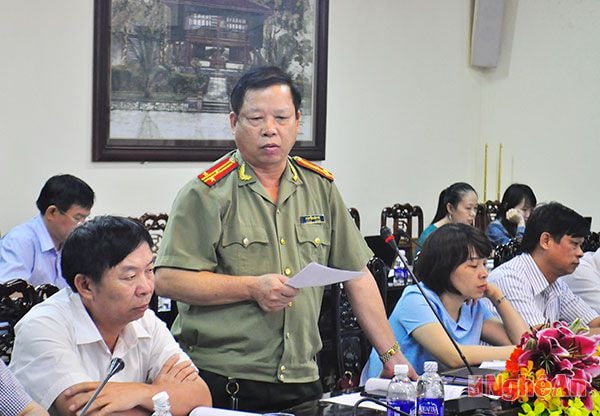Đại diện Công an tỉnh đề nghị Sở Giáo dục và Đạo tạo chỉ đạo các trường học tăng cường phối hợp với công an các địa phương trong công tác giáo dục ý thức chấp hành pháp luật cho học sinh