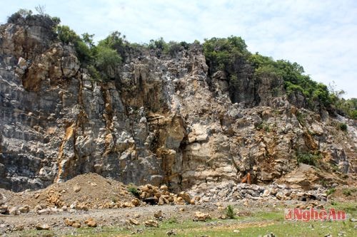 Khai thác đá tại mỏ lèn Khùa (xã Giang Sơn Tây, huyện Đô Lương) tiềm ẩn nguy cơ mất an toàn lao động.