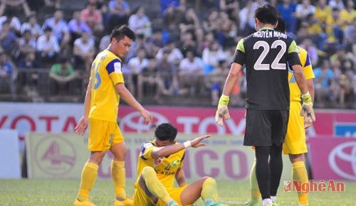 Nỗi buồn của các cầu thủ SLNA sau trận thua Đồng Nai 1 – 2 ở lượt đi mùa giải 2015.