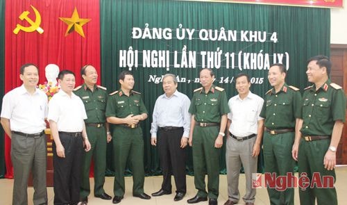 Các đồng chí trong thường vụ Đảng ủy Quân khu 4 và các đảng ủy viên quân khu trao đổi kinh nghiệm tại hội nghị.