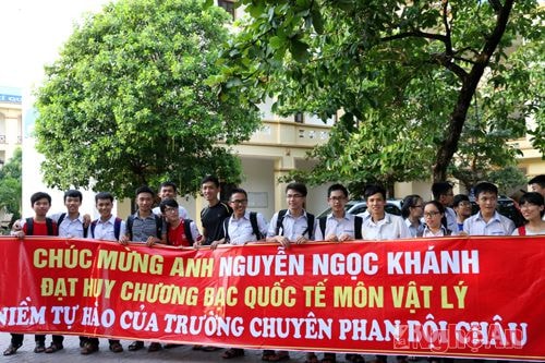 Học sinh trường THPT chuyên Phan Bội Châu vui mừng chờ đón đoàn dự thi của trường trở về từ Ấn Độ