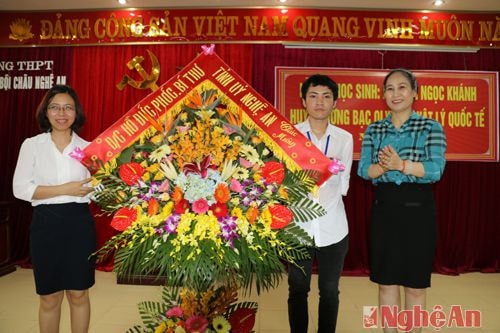 Tặng lãng hoa của đồng chí Hồ Đức Phowsc - Bí thư tỉnh ủy