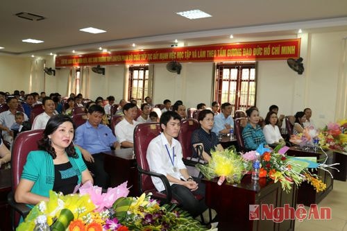 Buổi lẽ có sự tham gia của đồng đảo thầy cô, học sinh và phụ huynh của em Nguyễn Ngọc Khánh