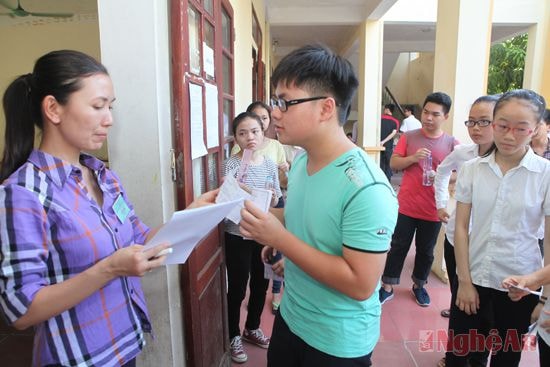 Làm thủ tục cho thí sinh.