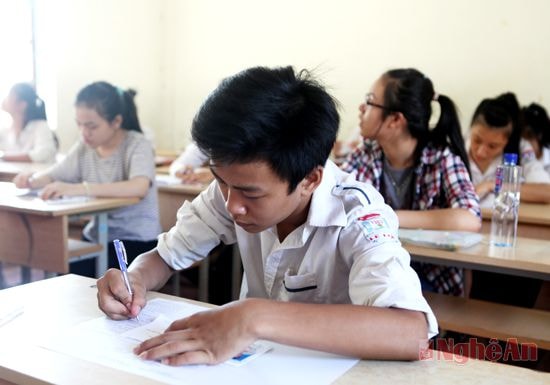 Thí sinh làm bài thi ở điểm thi Trường THPT  Huỳnh Thúc Kháng (TP. Vinh).