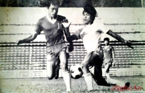 Hà Thìn (áo trắng) khi còn thi đấu trong màu áo SLNA. Ảnh tư liệu