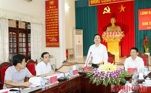 PGS, Tiến sỹ Phùng Xuân Nhạ - Giám đốc Trường Đại học Quốc gia Hà Nội cho ý kiến về dự thảo Báo cáo chính trị của tỉnh Nghệ An