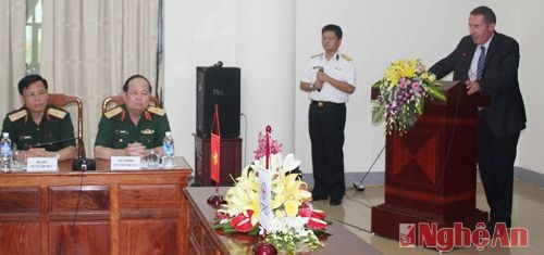Trưởng đại diện Ủy ban Chữ thập đỏ Quốc tế Khu vực Đồng Nam Á thuyết trình tại lớp tập huấn.
