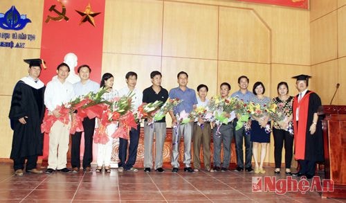 Đại diện trường Đại học Kyungdong trao học bổng cho các học sinh xuất sắc