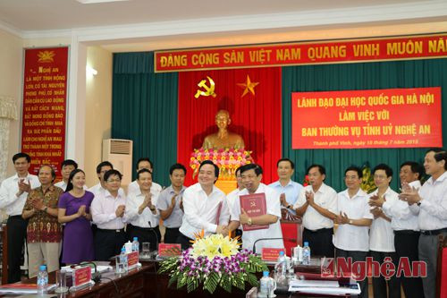 Đồng chí Nguyễn Xuân Đường - Chủ tịch UBND tỉnh và Giám đốc Trường Đại học Quốc gia Hà Nội 