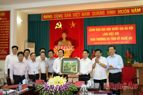 Trao tặng món quà của tỉnh Nghệ An cho Trường Đại học Quốc gia Hà Nội