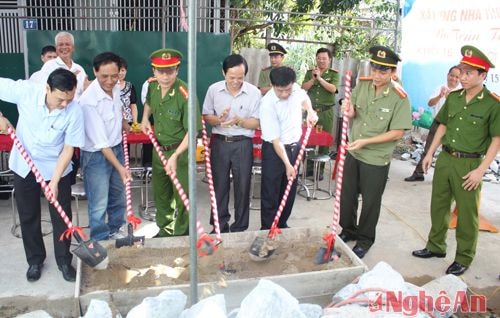 Công an TP Vinh thực hiện nghi thức động thổ khởi công xây dựng nhà tình nghĩa cho gia đình chị Nguyệt