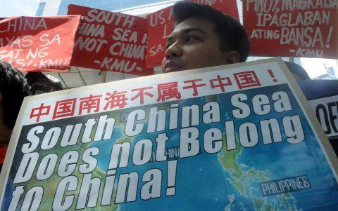Người Philippines biểu tình phản đối những tuyên bố sai trái của Trung Quốc ở Biển Đông. Ảnh: AFP.